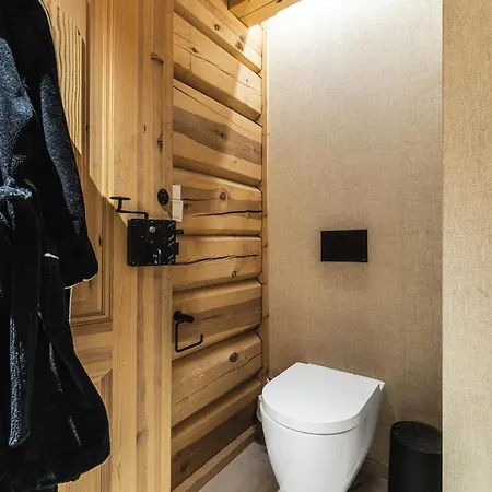 Skogstad Lodge, *